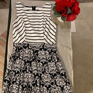 Women’s Sleeveless Target Printed Dress Size Medium/Large